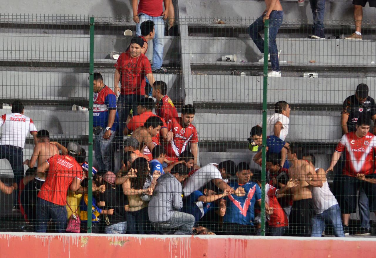 Se jugaba la jornada 7 del Clausura 2017 cuando un enfrentamiento entre aficionados de Tigres con los de Veracruz desató una campal que no pudo contener la policía. Al parecer el pleito lo comenzaron los fanáticos felinos al agredir aventando líquidos y demás cosas a un sector donde se encontraban familias y mujeres.