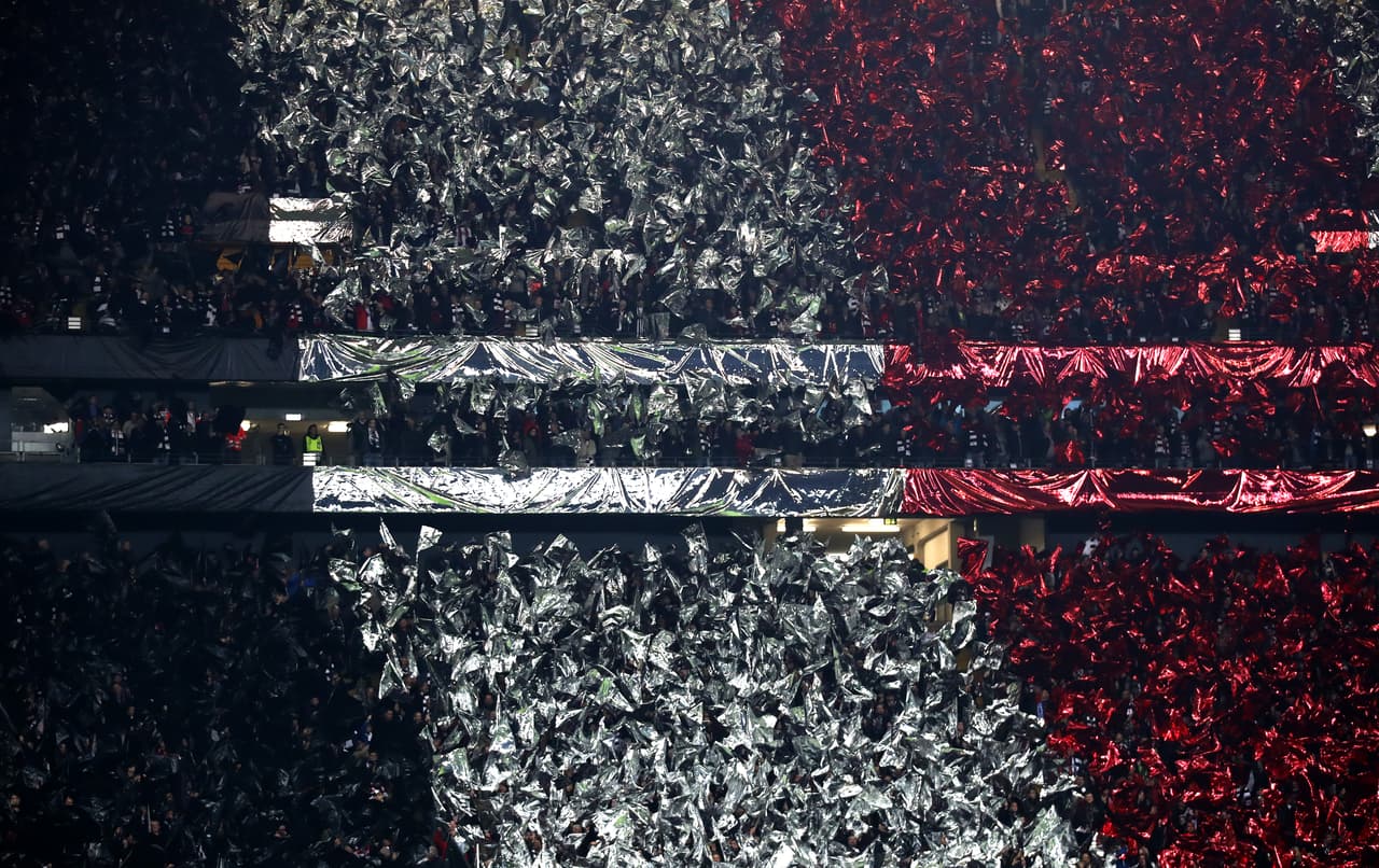 Con plásticos rojos, blancos y negros los fanáticos locales comenzaron a armar un mosaico fabuloso.