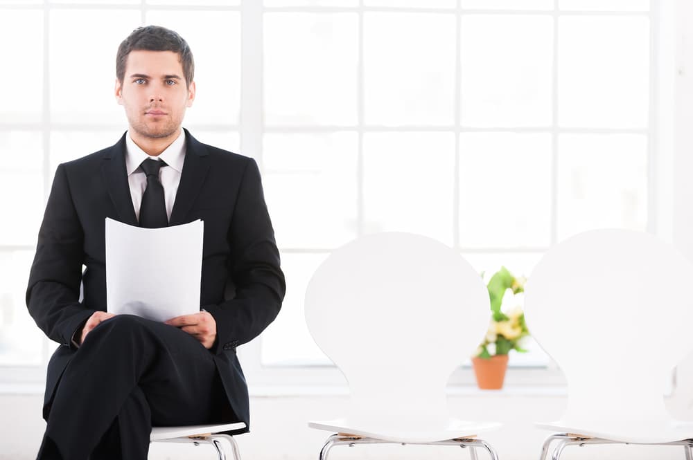 <b><u>Cruzar y descruzar constantemente las piernas</u></b>
<br>Este manierismo se observa cuando hay una entrevista o la persona frente a nosotros se encuentra en medio de una situación embarazosa, no sabe dónde poner las piernas, las cruza, se agarra las rodillas, las vuelve a descruzar y las regresa a su posición original después de volver a cruzarlas. Indica inseguridad y nerviosismo, temor a equivocarse o a ser mal interpretado. 
<br>Se observa con más frecuencia en el signo de 
<b>Piscis</b>.