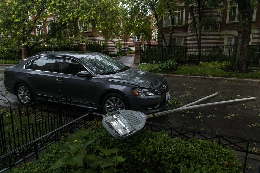 Un poste de luz se vino abajo en la avenida Wrightwood en un vecindario de Chicago sacudido por la tormenta del lunes. Los derechos, con vientos de al menos 58 mph, ocurren aproximadamente una vez al año en el Medio Oeste. Más raros que los tornados pero con vientos más débiles, producen daños en un área mucho más amplia.