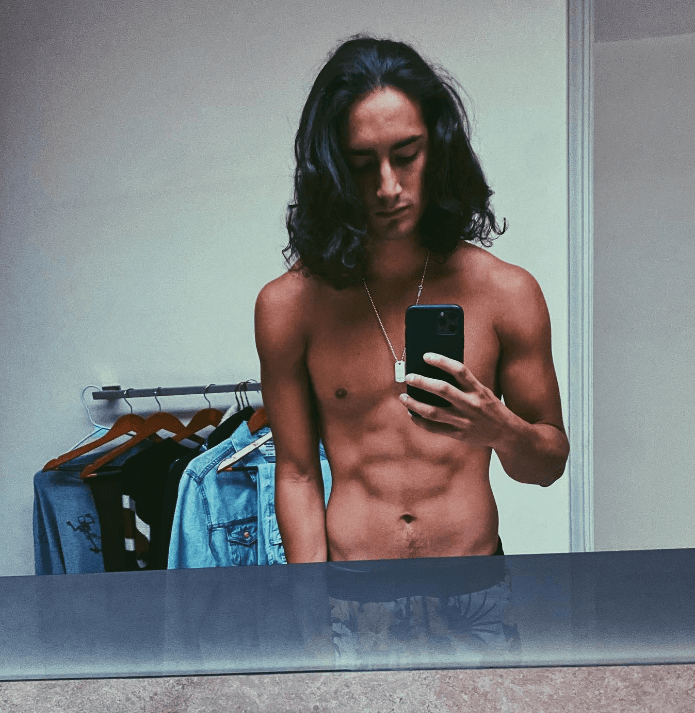 "Cuesta, pero el resultado 'brother' es que a mis 19 años […] Hoy en día tengo una productora que confía en mí porque soy un chavo disciplinado y porque hoy en día puedo tener esta portada que a mí 
<b><a href="https://www.univision.com/famosos/emilio-osorio-transformacion-inicios-tele">me gusta cómo se ve mi cuerpo</a></b>", dijo al programa. 
<br>