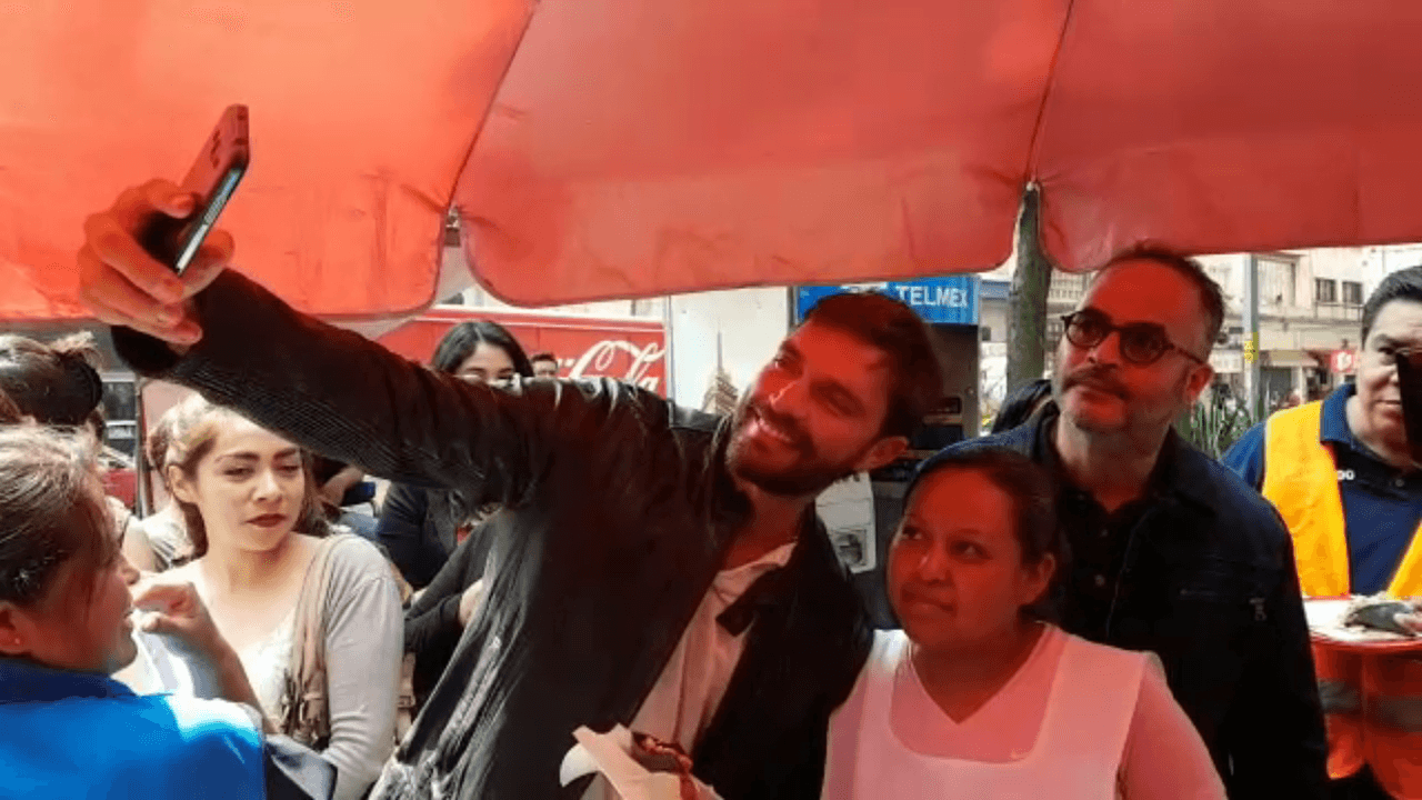 La señora Lupita agradeció al gesto de Julian Gil y le pidió una fotografía. La intención de la señora era regalarle la quesadilla. Sin embargo, el representante del actor pagó 200 pesos, en vez de los 14 pesos que cuesta en realidad.