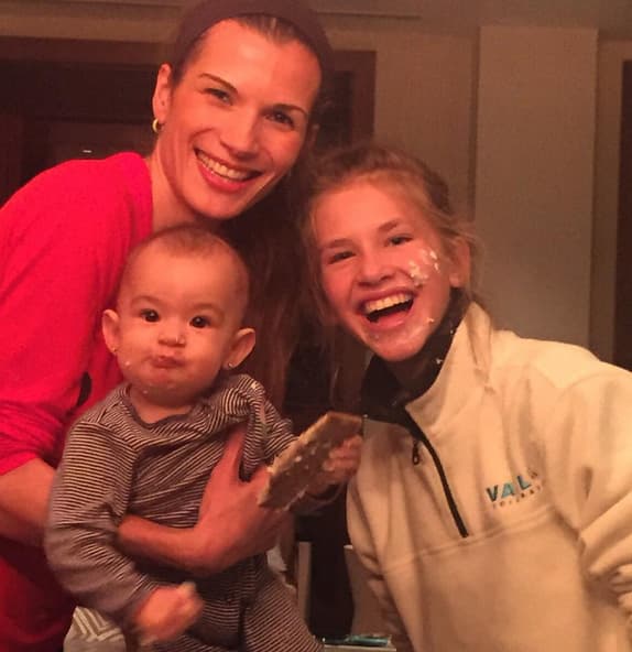 Alan Tacher: "Esta es la mejor cara del viaje familiar!!!!! Hahahaha @michelletacherbernal haciendo casitas de gengibre bien sabrosas!! Gracias @nicoletacherr que momento!!!! #caritasfelices". (Enero 11, 2016)