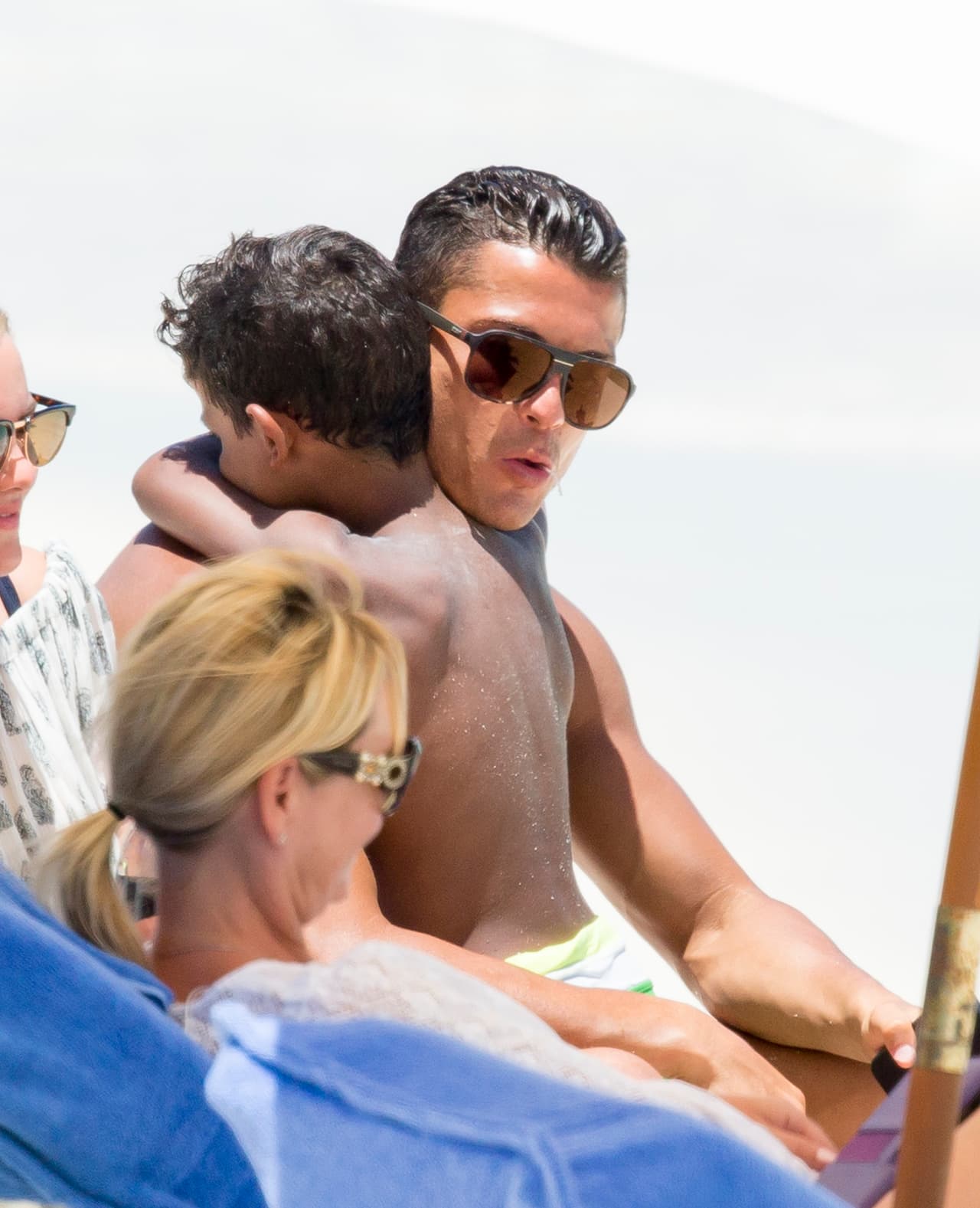 Después de su ruptura amorosa su hijo es su perfecto compañero.