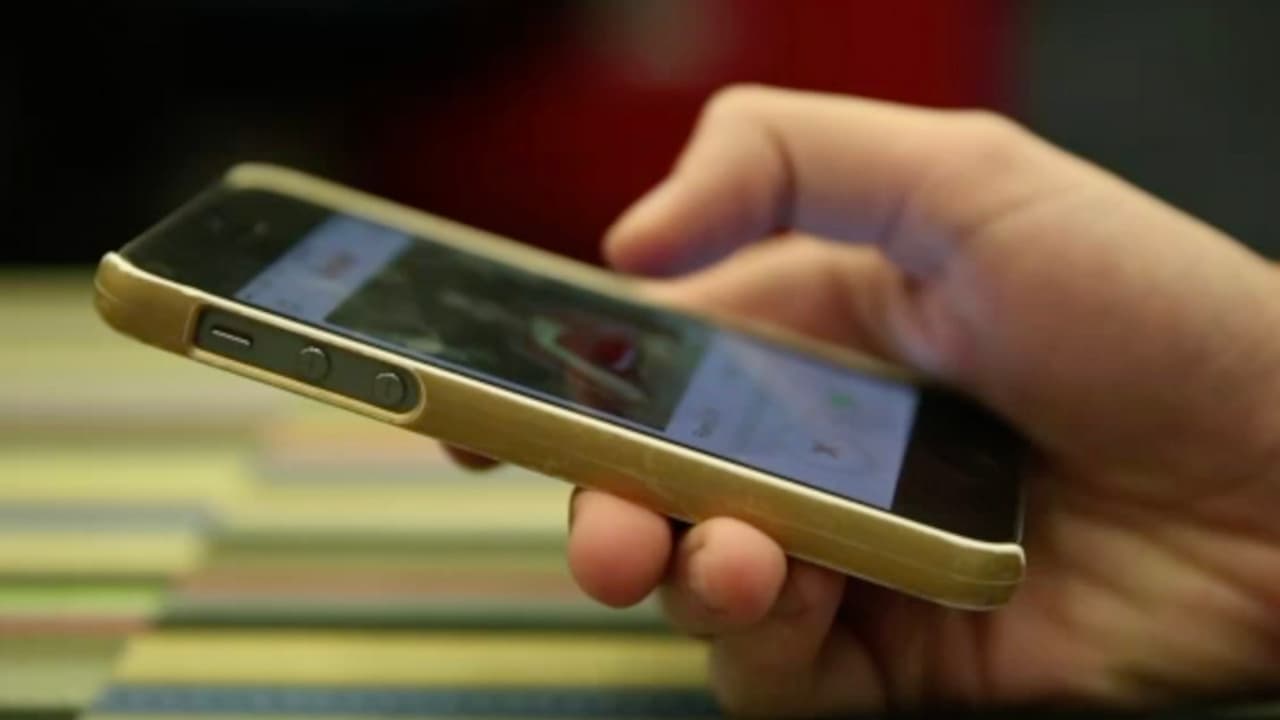 Los estafadores a menudo dicen que están en la industria de la construcción y en proyectos fuera de EEUU, eso hace que sea más fácil evitar una reunión en persona.