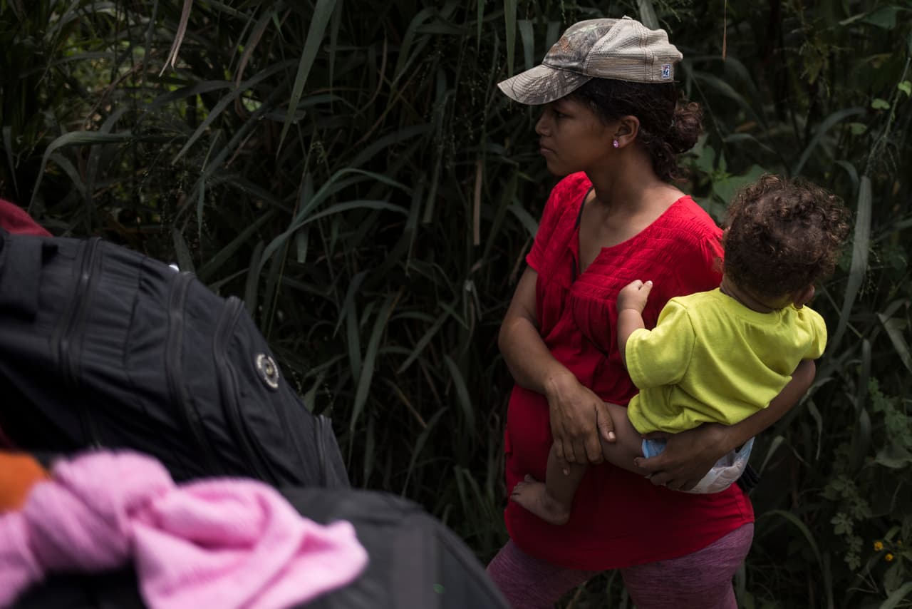 Deysi es una de las pocas mujeres –si no es que la única… embarazada. De llegar a Estados Unidos, su idea es entregarse a migración y solicitar asilo. No llevan pruebas, solo su testimonio de estar huyendo de las pandillas. Tampoco pusieron nunca una denuncia por miedo. Han sufrido amenazas y múltiples desplazamientos forzados adentro de El Salvador luego de que su esposo tuviera problemas con pandilleros. Lo único que Daysi espera es llegar y que su hijo nazca en suelo estadounidense.