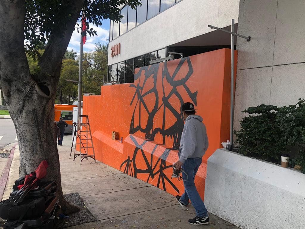 Este mural de mariposas no es su única obra, ya que Arias tiene una trayectoria en Los Ángeles de aproximadamente 10 años. Una de sus obras más conocidas es la casa azul de Los Dodgers, ubicada en 1626 S. La Brea Avenue. ¿La has visto?