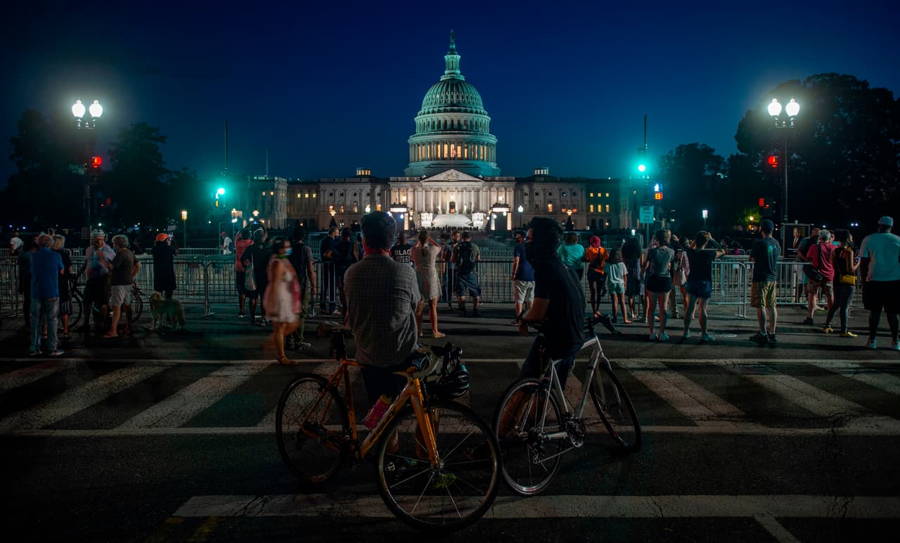 Los restos de Lewis fueron llevados a la parte superior de la escalinata en la tarde del lunes, y se le permitió a los visitantes colocarse con distancia frente al edificio hasta las 10:00 PM.