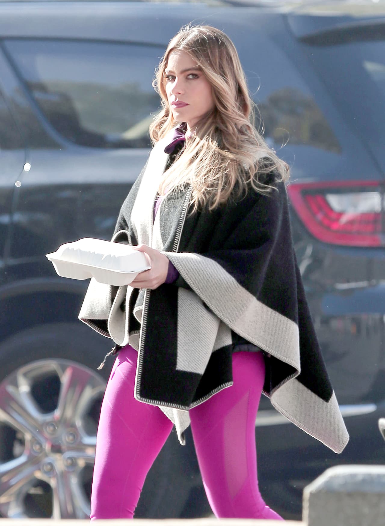 Se cubrió con un poncho para no sentir tanto frío