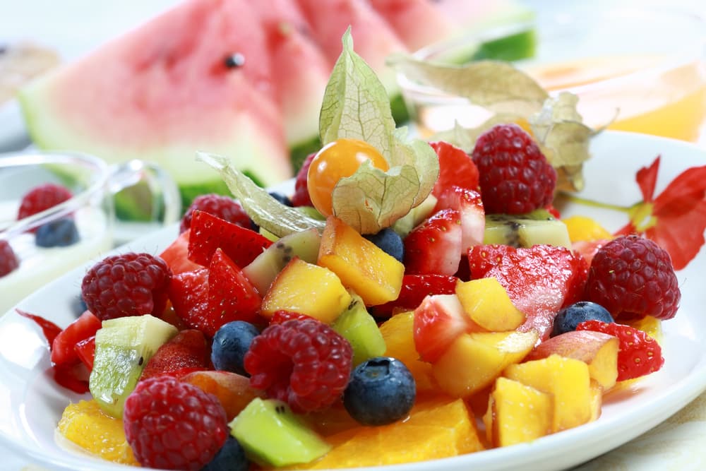 Ensalada de frutas con tequila. Este plato funciona como postre solo debes mezclar en un recipiente el almíbar de la piña, el jugo de lima, el tequila y el azúcar. Mezcla bien y conserva en el refrigerador alrededor de una hora.
