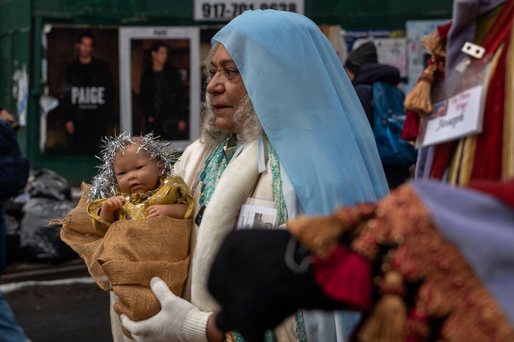 En su edición 47, el Museo de El Barrio, en Harlem, Nueva York, celebró este lunes, 6 de enero, el Desfile del Día de los Tres Reyes, manteniendo viva esa herencia cultural y religiosa que América Latina recibió de España. El festejo, de origen bíblico, destaca el recorrido de tres sabios guiados por una estrella hasta el niño Jesús, al que ofrendaron oro, incienso y mirra, reconociéndolo como "hijo del Dios viviente".
