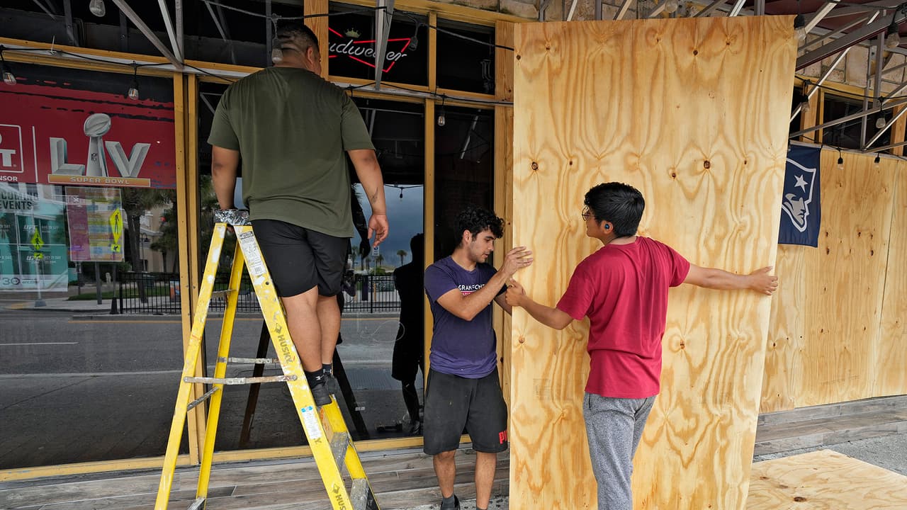 Estafadores tratan de aprovecharse del daño a la propiedad tras el paso de Idalia