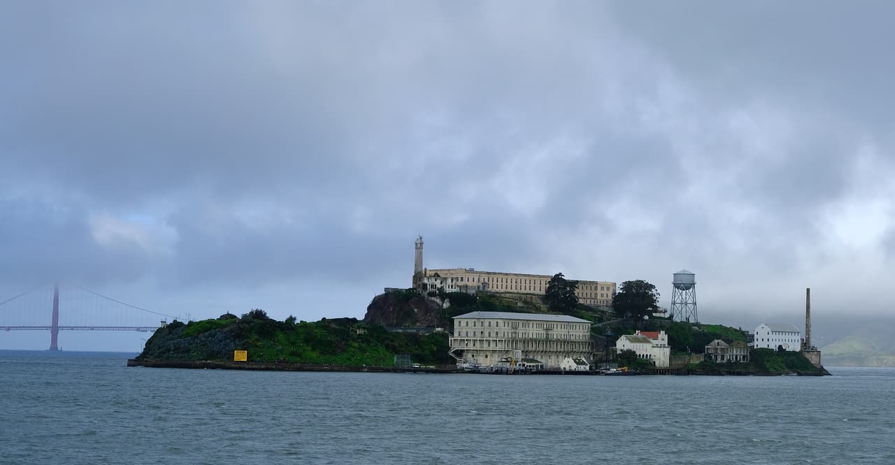 Alcatraz se convirtió en parte de esta área de recreación nacional tras su designación como Monumento Histórico Nacional en 1986. La pequeña isla fue una prisión militar en 1828 y una prisión federal desde 1934 hasta 1963.
<br>