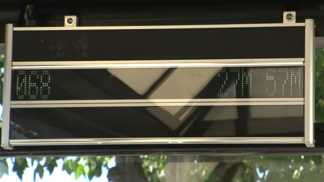 Algunas de las estaciones más ocupadas tienen pantallas con información en tiempo real de la llegada del próximo camión o tren.