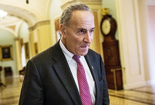 El Senador Charles Schumer (D-NY) a la salida de una reunión con los republicanos sin conseguir un acuerdo para reabrir el gobierno, el 13 de octubre de 2013.