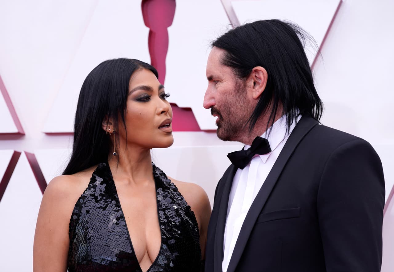 El músico y cantante Trent Reznor, de la mano de su esposa, Mariqueen Maandig, arribó a la gala con una doble esperanza. Está nominado a Mejor Música Original por dos cintas: ‘Mank’ y ‘Soul’.