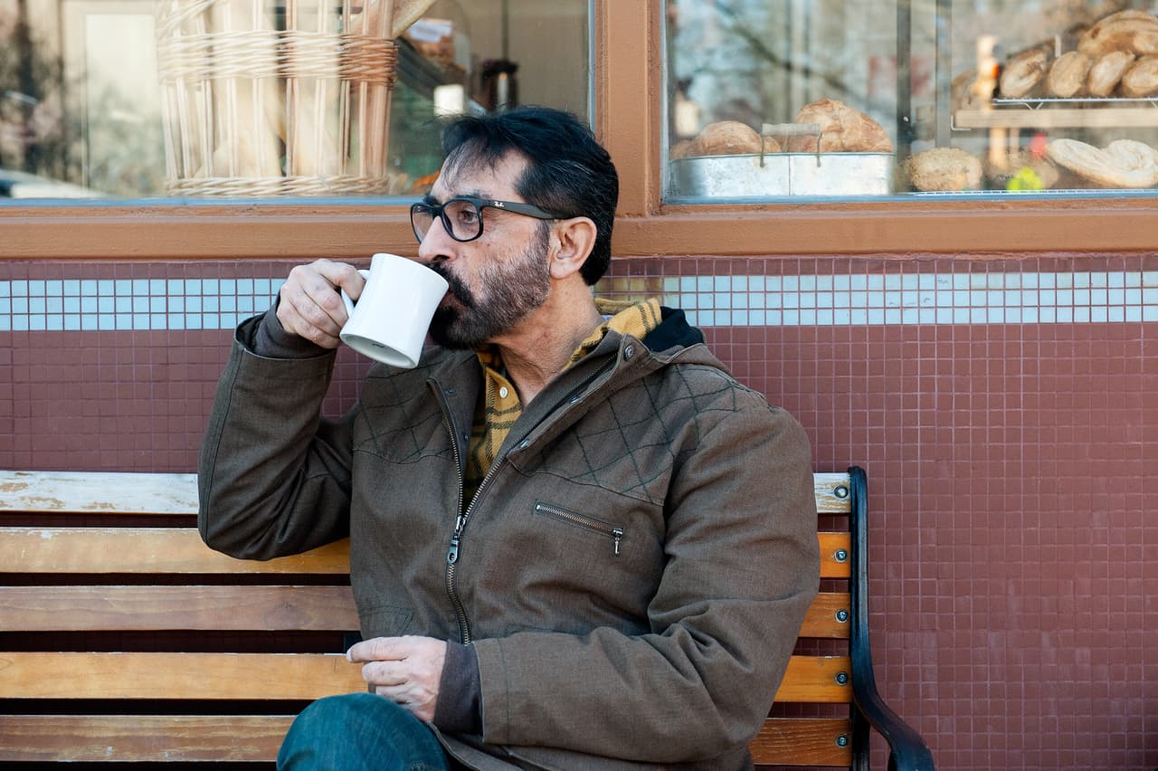 <b>Disminuye el riesgo de Alzhéimer. </b>Beber entre tres y cinco tazas de café durante los cuarenta o cincuenta años de edad, 
<a href="http://www.coffeeandhealth.org/topic-overview/coffee-and-alzheimers-disease/">reduce</a> hasta en 70% las probabilidades de desarrollar esta enfermedad a partir de los setenta años, concluyó un estudio de la 
<a href="http://www.usf.edu/">Universidad del Sur de Florida</a>.