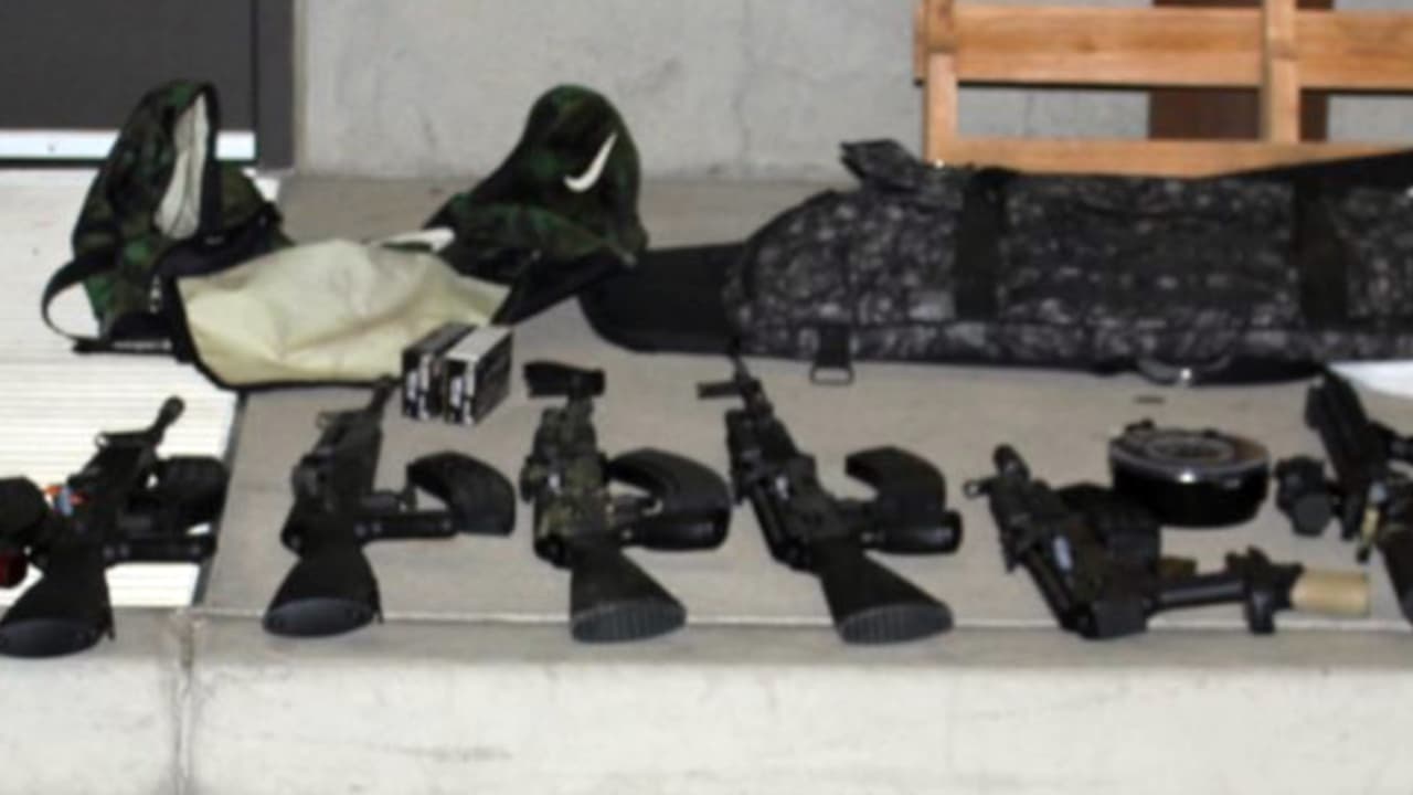 Descubren 15 rifles de asalto y otras armas en un vehículo que cruzaba hacía México por el puerto fronterizo de Nogales