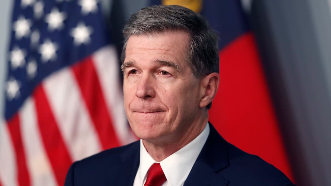 “Estamos creando esfuerzos para ayudar a las personas con sus facturas de alquiler y servicios públicos”, dice Roy Cooper 