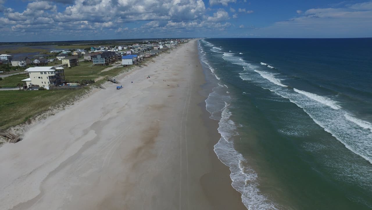 <b>North Topsail Beach</b>
<br>Sitio web: 
<a href="https://www.northtopsailbeachnc.gov/">https://www.northtopsailbeachnc.gov/</a> 
<br>
<b><a href="https://goo.gl/maps/13kA9ZMuPdKKhVVc9">Cómo llegar</a> </b>
<br>
<br>Con una población de menos de 750 personas durante todo el año, la población de esta pequeña ciudad de Carolina del Norte aumenta a miles cada verano a medida que familias de todas partes migran a la ciudad costera para relajarse y descansar.