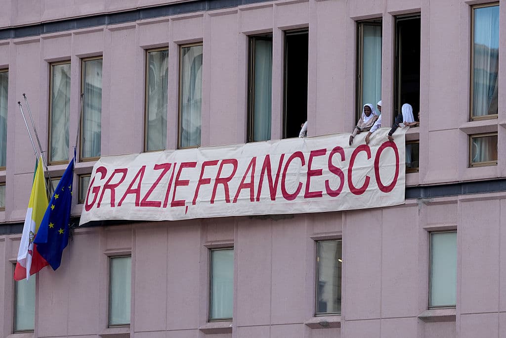 <h3 class="cms-H3-H3">"Gracias Francisco"</h3>
<br>
<br>Personas cuelgan una pancarta a lo largo de la ruta por donde sería trasladado el féretro del papa Francisco desde el Vaticano hacia la Basílica de Santa María la Mayor, el 26 de abril de 2025.
<br>