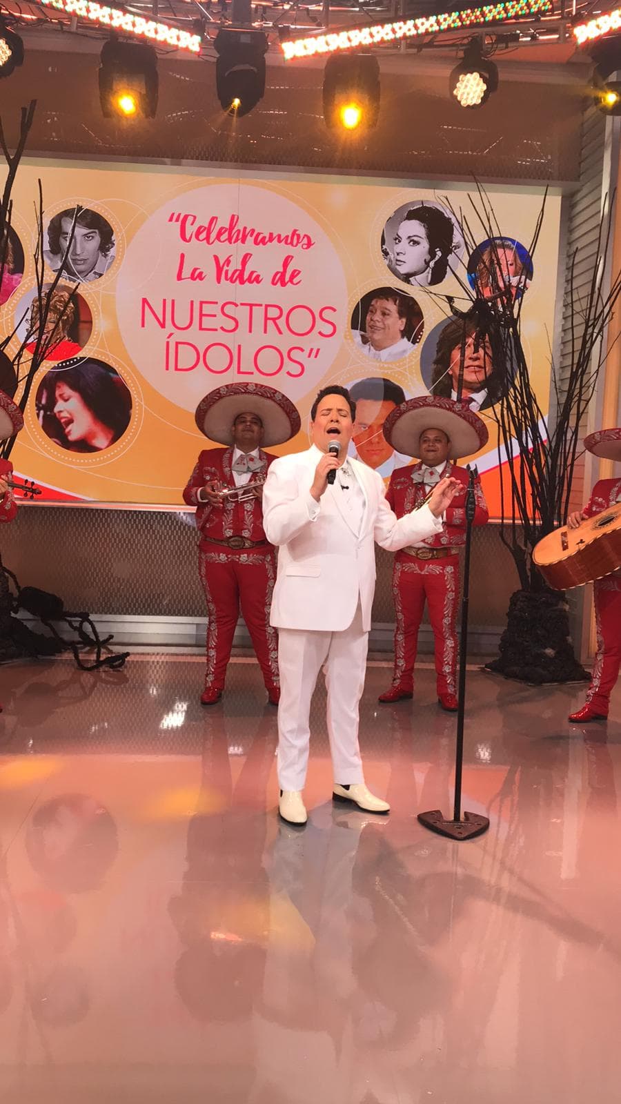 Raúl González fue uno de los primeros en sorprendernos con su caracterización y a todo pulmón cantó 'Se me olvidó otra vez' de Juan Gabriel.