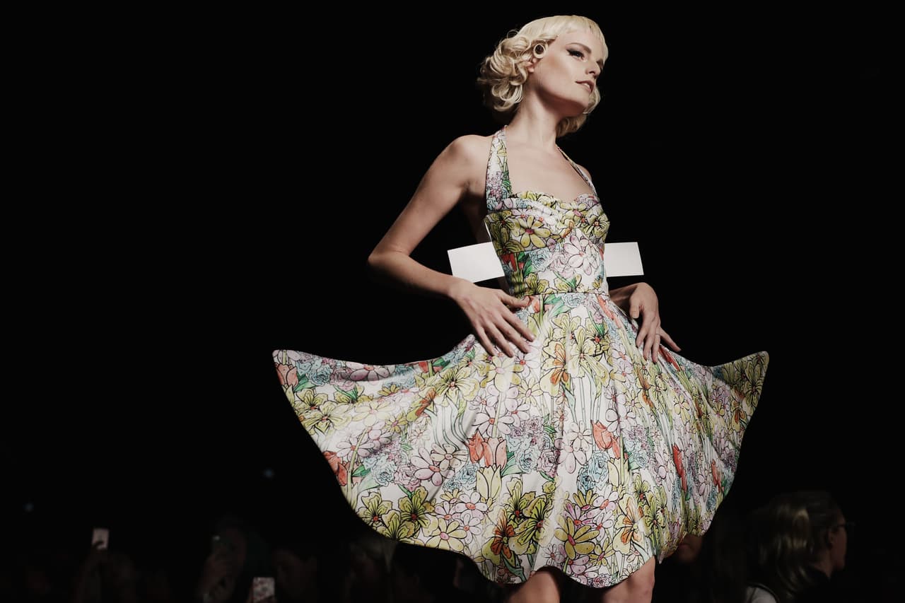 Este vestido tipo Marilyn Monroe de vuelo super amplio tentó a más de uno a tocarlo para comprobar que sí era un vestido y no un simple cartón.