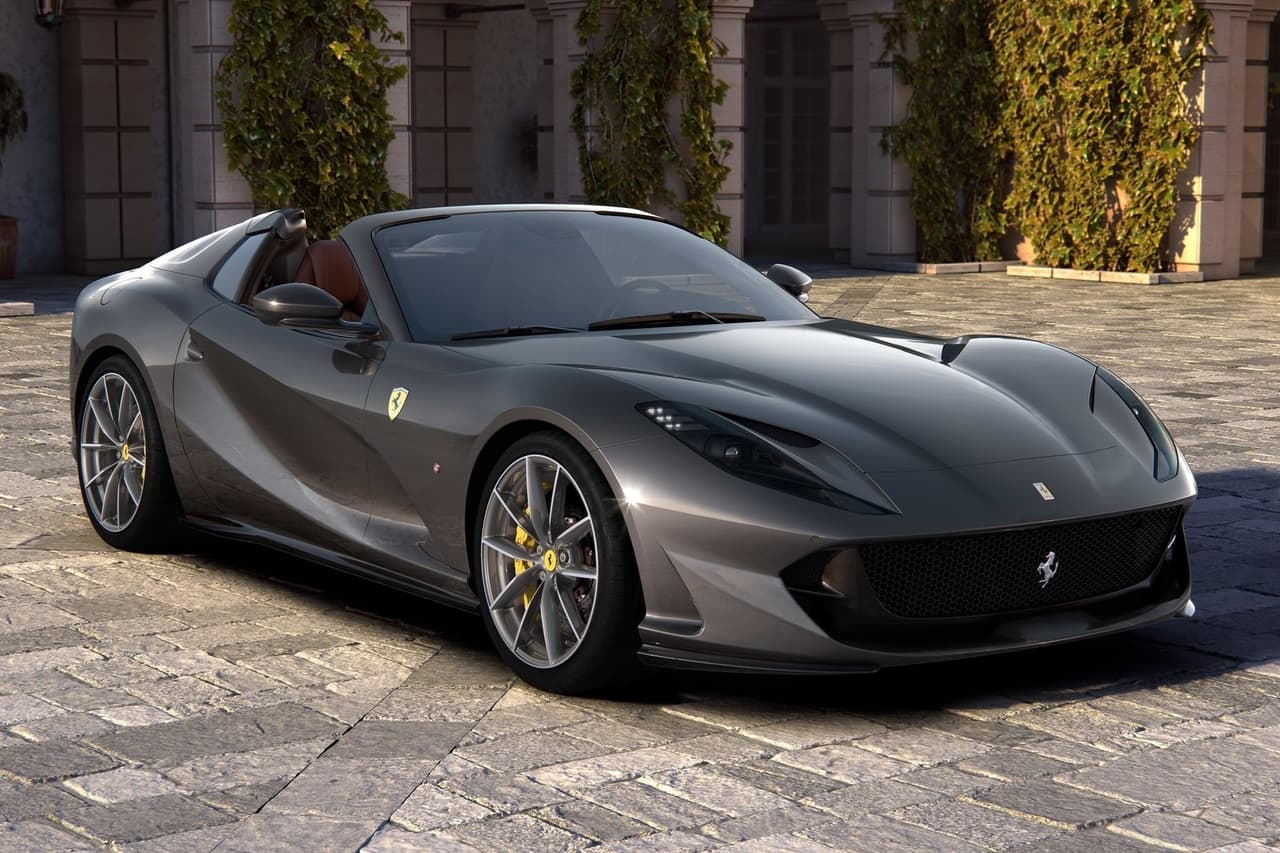 Este Ferrari 812 GTS es muy similar al superdeportivo italiano que conduce su buen amigo y compatriota colombiano J Balvin, con la diferencia de que la unidad de Karol G es descapotable. De hecho, al contar con las mismas características mecánicas que la variante 812 Superfast, Ferrari pudo presentarlo como el convertible de producción más potente del mercado.
<br>
<br>
<b>Relacionado: </b>
<a href="https://www.univision.com/carros/carros-y-famosos/la-impresionante-coleccion-de-carros-que-j-balvin-no-puede-usar-fotos"><u>La impresionante colección de carros que J Balvin no puede usar</u></a>