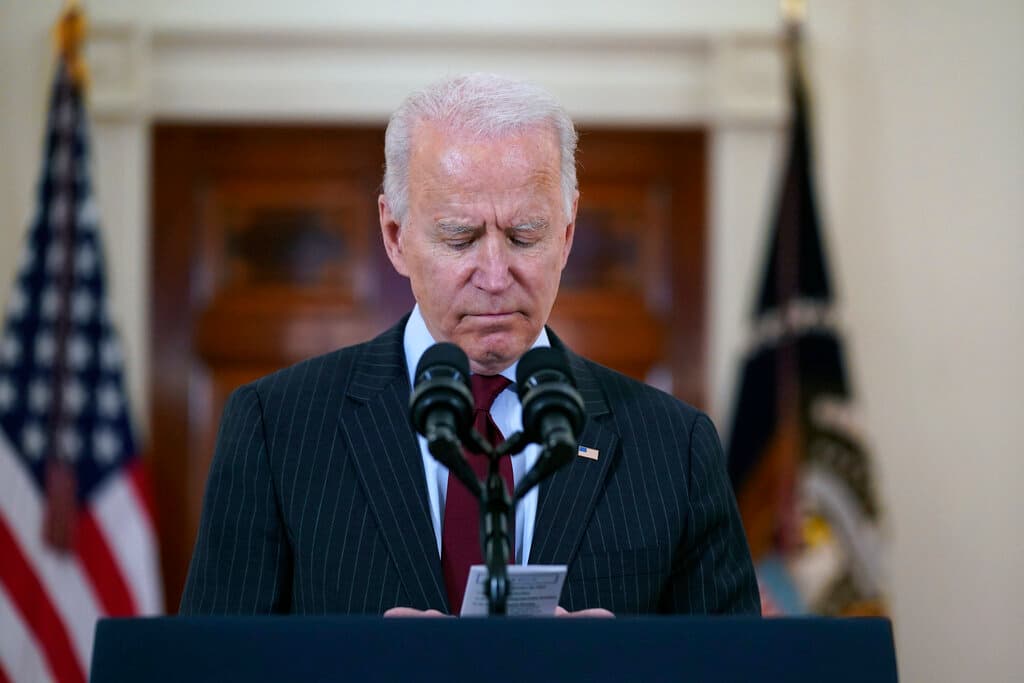 “[El dolor aparece] con las cosas cotidianas, las cosas pequeñas, minúsculas, que uno extraña más. El olor cuando uno abre un clóset, el parque en el que acostumbraban pasear, el cine donde se conocieron”, dijo Biden en su discurso en memoria 
<a href="https://www.univision.com/shows/despierta-america/unos-63-millones-de-personas-han-recibido-al-menos-una-dosis-de-la-vacuna-contra-el-covid-19-en-eeuu-video">de los fallecidos por la pandemia</a> la tarde de este lunes.