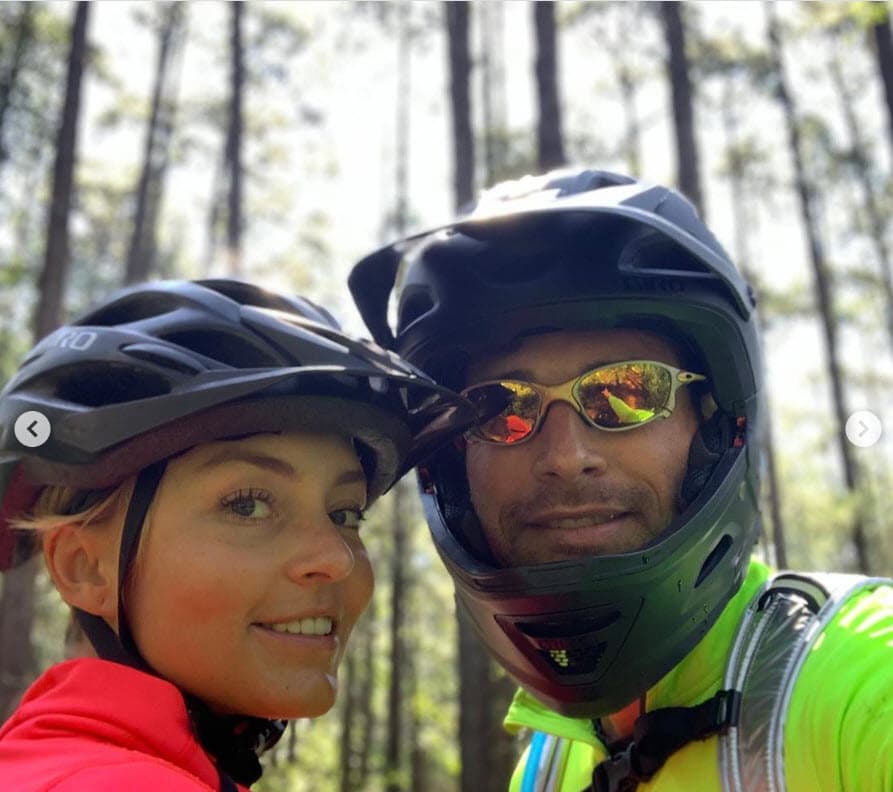 El inicio del noviazgo comenzó tras haber sido protagonistas de
<b> <a href="https://www.univision.com/programas/novelas/4-anos-despues-de-su-estreno-asi-recordamos-la-telenovela-lo-que-la-vida-me-robo-fotos#ebfba5040001" target="_blank">Lo Que La Vida Me Robó</a></b>. Antes, habían coincidido en 
<b><a href="https://www.univision.com/novelas/novelas-show-temp/teresa-esta-de-regreso-en-univision-fotos#fb675b910000" target="_blank">Teresa</a></b> del año 2010. 
<br>