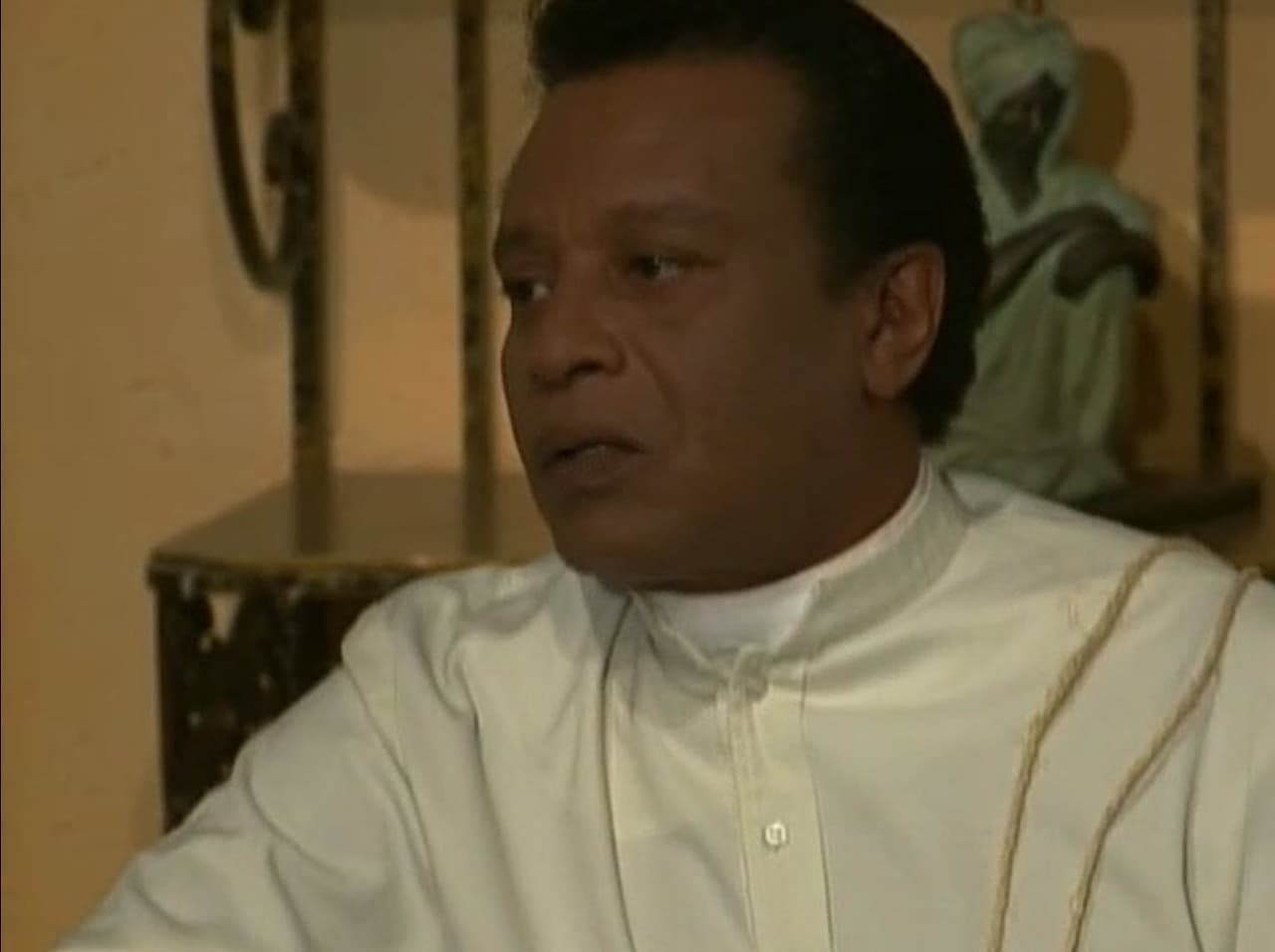 El 'padre Porres' era una pieza importante en la historia de Marimar, siempre aconsejaba a los personajes principales. El actor y escritor cubano René Muñoz fue el encargado de darle vida.