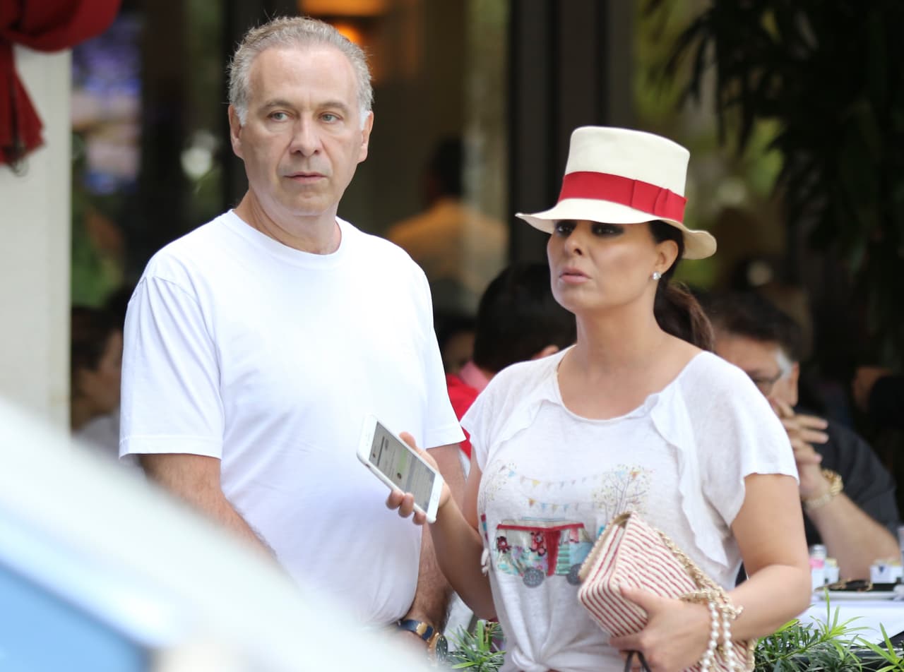 <b><a href="https://www.univision.com/famosos/lety-calderon-hijos-no-quieren-yadhira-carrillo-fotos">Juan Collado, esposo de Yadhira Carrillo,</a></b> continúa en prisión por presunto lavado de dinero y delincuencia organizada. El abogado fue detenido el 9 de julio de 2019, en un restaurante de la Ciudad de México.
<br>