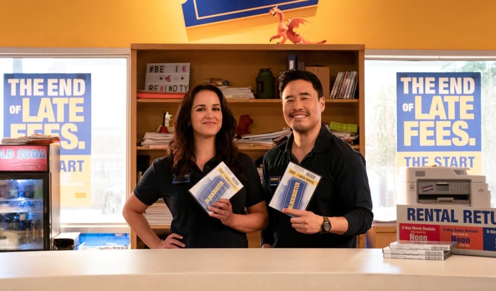 Melissa Fumero y Randall Park en la serie de Netflix 'Blockbuster'