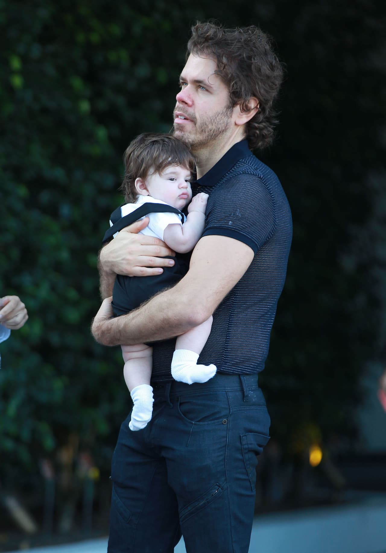 Perez Hilton. El bloguero de gran fama Perez Hilton decidió que tenía que ser padre y no le importo ser soltero. En 2013 nació su hijo al que llamó como él, Mario Lavandeira.