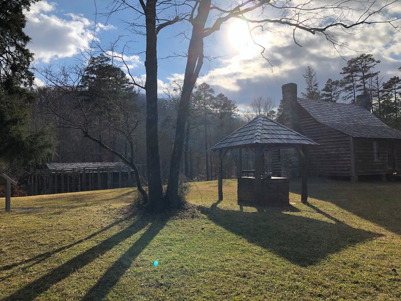 <a><b>Morrow Mountain State </b></a>
<b>Park (Albemarle)</b>
<br>
<b>Sitio web</b>:
<a href="https://www.ncparks.gov/state-parks/morrow-mountain-state-park">https://www.ncparks.gov/state-parks/morrow-mountain-state-park</a>
<br>
<b><a href="https://maps.app.goo.gl/ua5wXyF2yzF1p5um7">Cómo llegar</a> </b>
<br>
<br>El parque cuenta con seis cabañas rústicas para vacaciones familiares con capacidad para seis personas cada una. Están ubicadas en una sección boscosa del parque, cada cabaña tiene baño, sala de estar, chimenea, cocina con comedor y dos dormitorios.