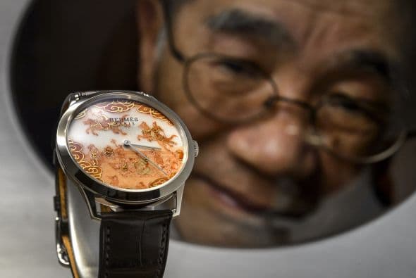 El artista Japonés Buzan Fukushima posó frente a su creación para la marca Hérmes.