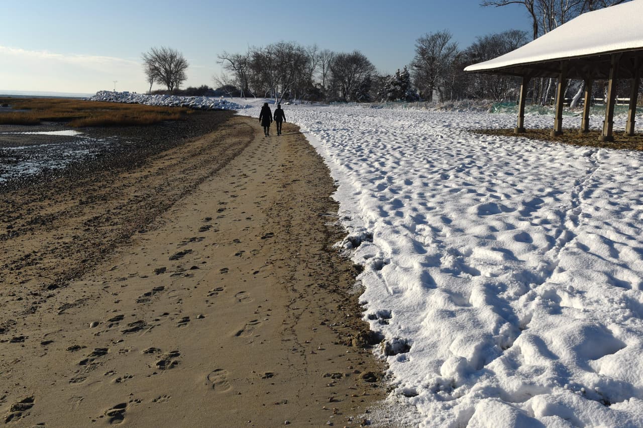 La arena de Point Beach, en Connecticut, luce una buena porción de nieve.