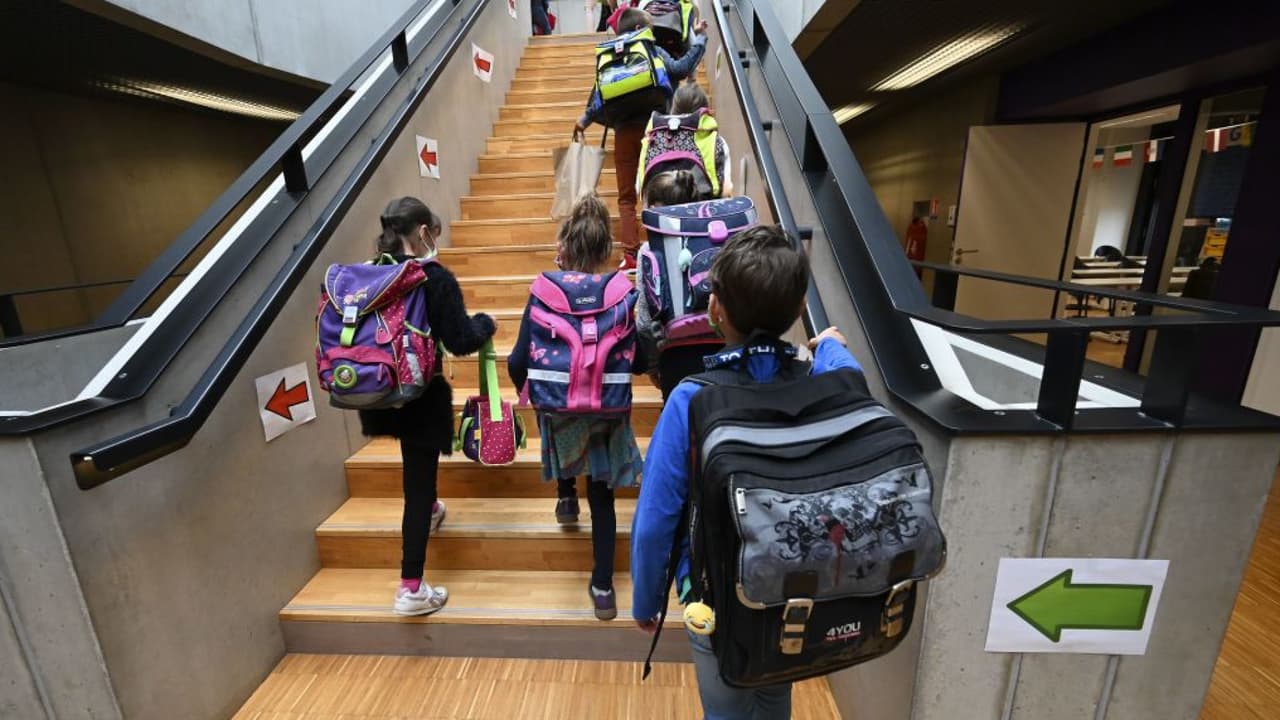 Distritos escolares se preparan para el regreso a clases en medio de un resurgimiento de casos de coronavirus