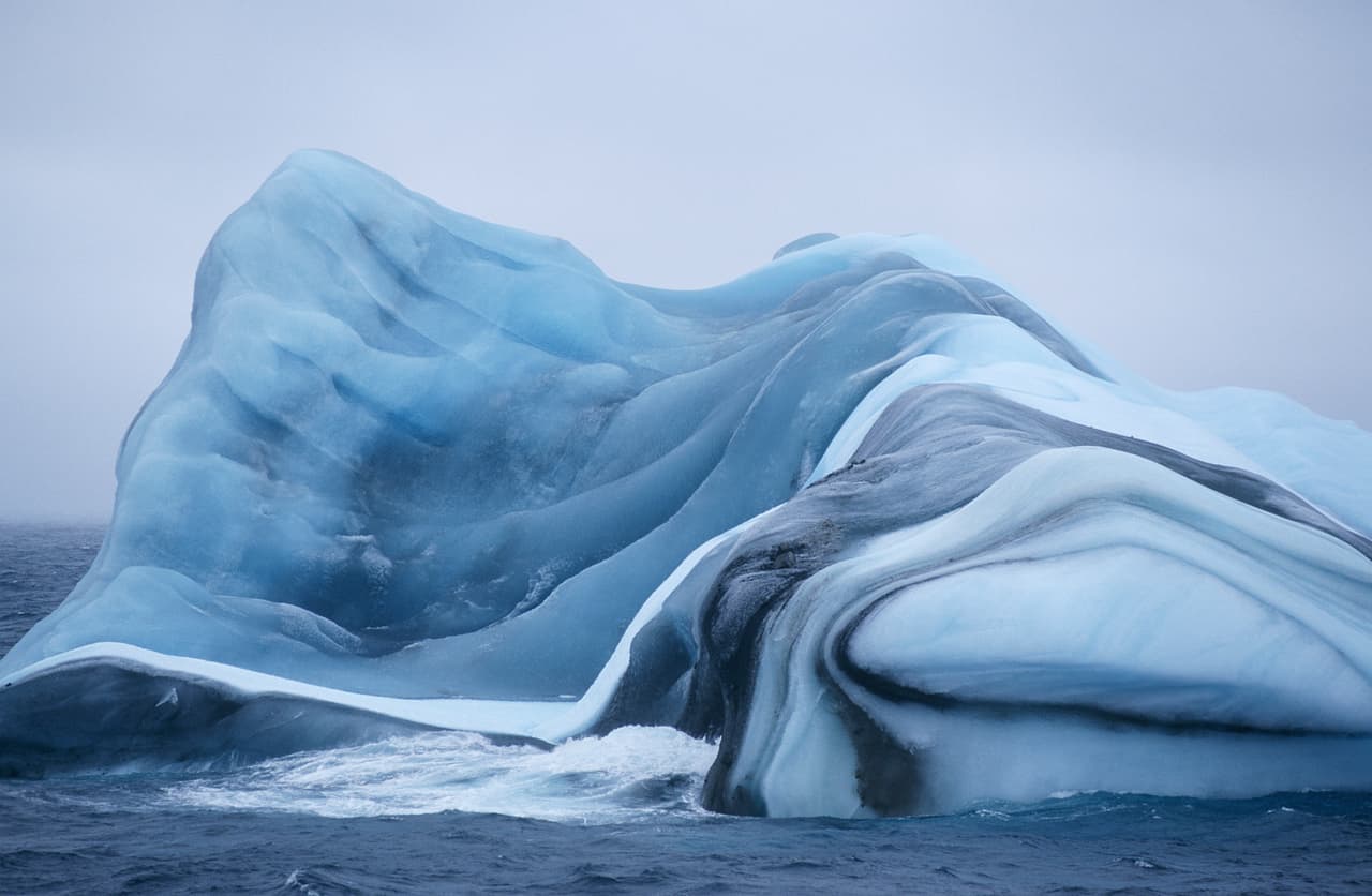 <b>Mar de Escocia, océano Antártico</b>
<br>
<br>La belleza azul de los icebergs deslumbra en este punto remoto del sur del planeta. Pero no es tan difícil visitarlo como parece, la revista de viajes Condé Nast Traveler recomienda a los que deseen conocer este impresionante destino tomar un crucero.
<br>