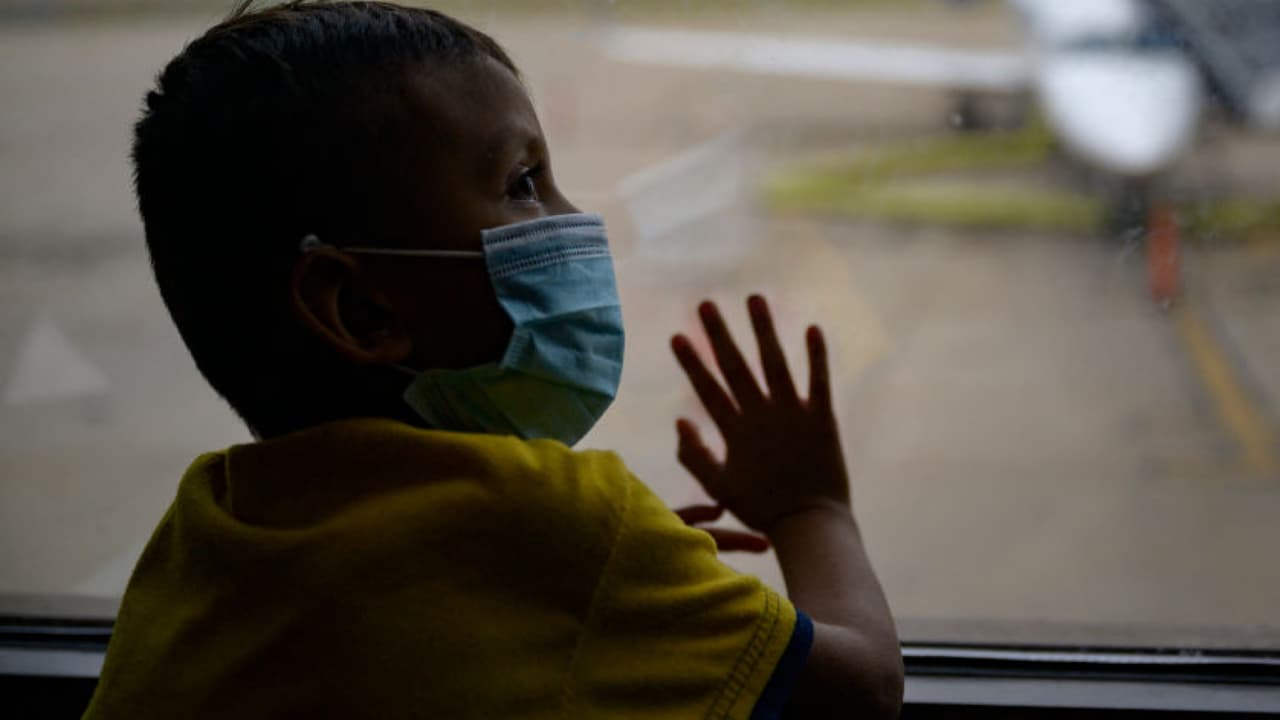 El periodista de Noticias Univision 34 asegura que es "emocionante que la ciudad sea capaz de mostrar compromiso moral con niños que buscan la posibilidad de sobrevivir". Además, dice que lo que más impresión le causó en su visita a este albergue es que los menores están pidiendo libros y rosarios. "Esa combinación entre la educación y la fe es, para mí, la definición del sueño americano", manifestó.