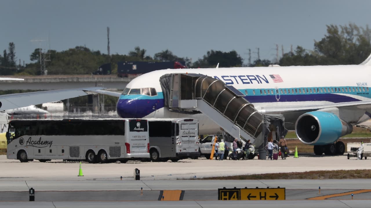 Regresan a casa los pasajeros del crucero en donde murieron 4 personas de coronavirus