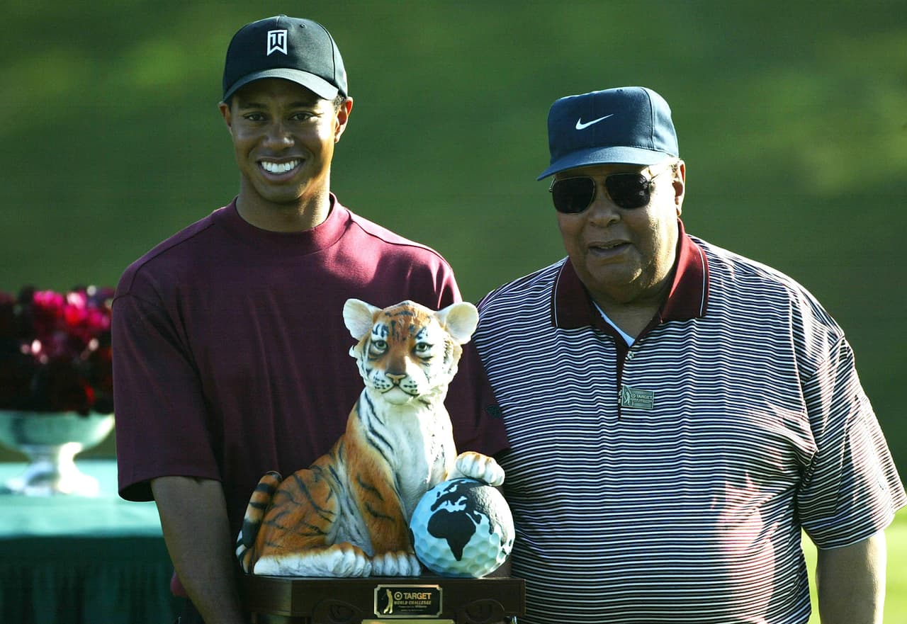 Su padre, Earl Woods, fue su gran influencia y apoyo en el mundo del golf, deporte que comenzó a practicar desde los dos años de edad. Un genio precoz.