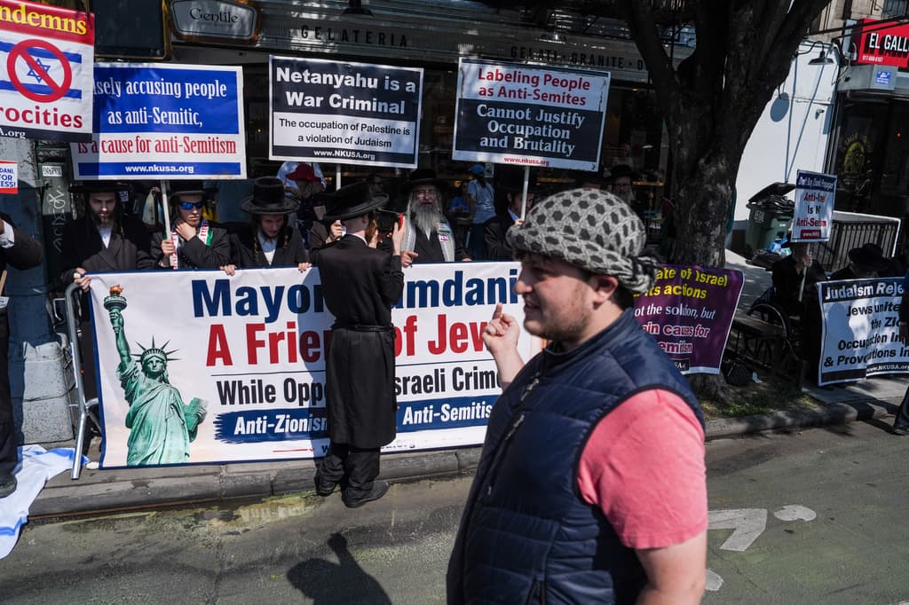 Sin palabras, pero con un seña obscena, un individuo respondió a los judíos ultraortodoxos de la organización antisionista Neturei Karta, quienes apoyan la posición del alcalde de Nueva York sobre el líder del gobierno israelí.