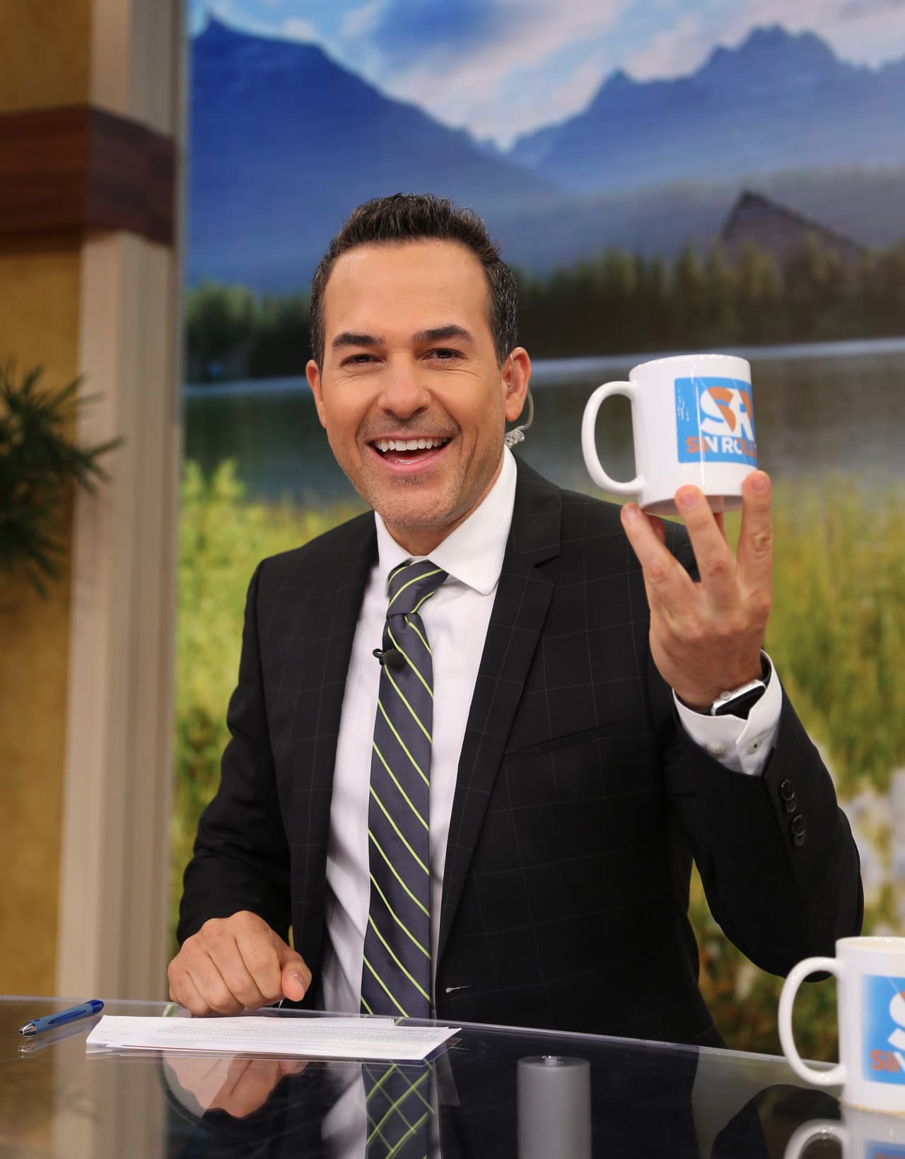 Carlos Calderón se divierte hablando 'Sin Rollo' con su panel de invitados.