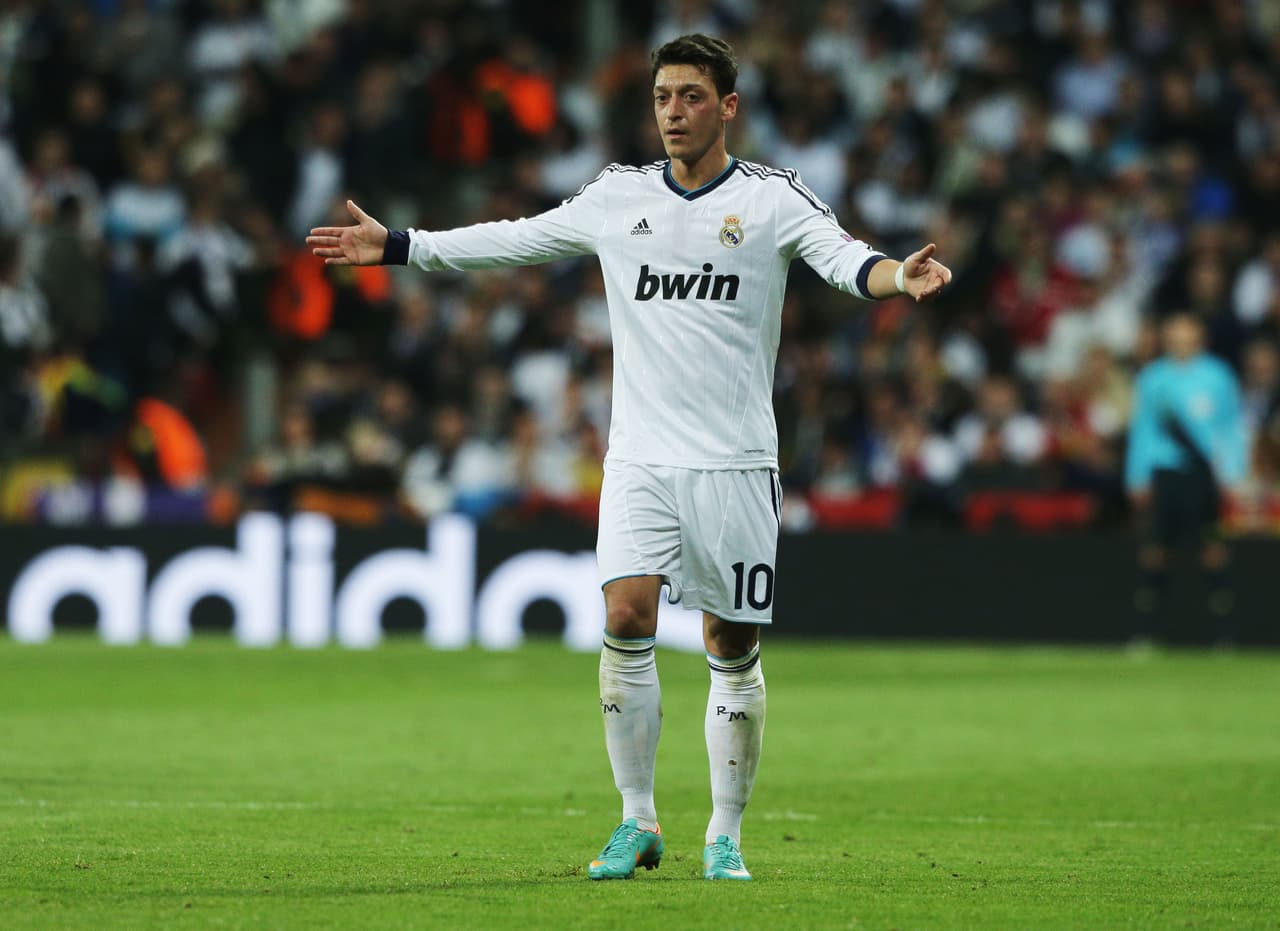 El siguiente en salir de Chamartín a la Premier fue el alemán Mesu Özil con destino al Arsenal F.C. En el 2013 el mediocampista se sumó a los Gunners a cambio de 45 millones de euros más cinco más en variables (50 millones de euros).