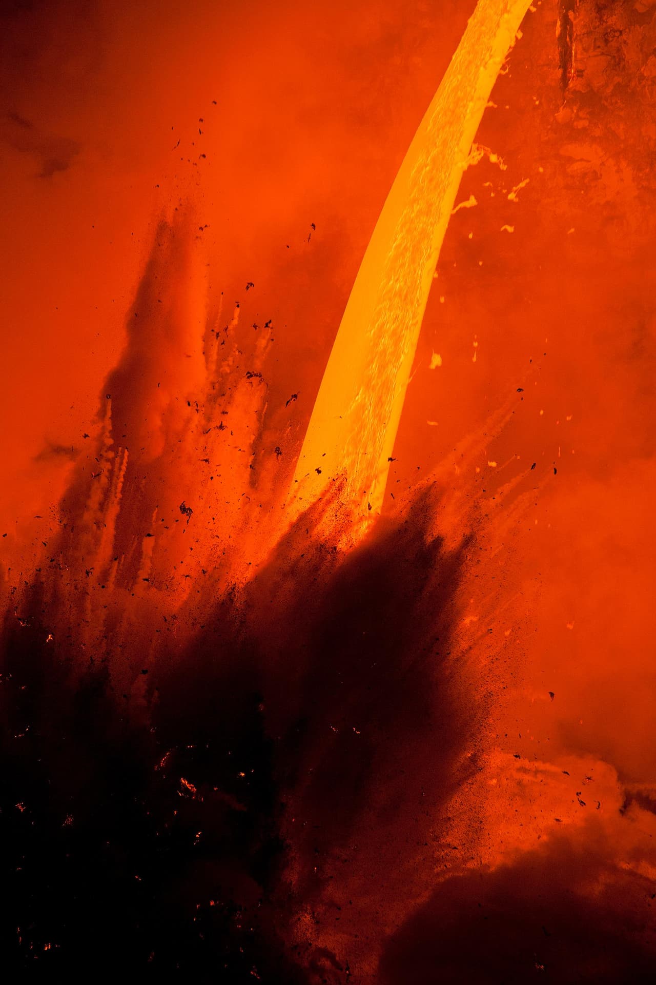 Elyse Butler capturó esta imagen tras acercarse a esta ardiente escena de lava que fluye abundantemente desde el volcán Kilauea en Hawaii hacia el Océano Pacífico.