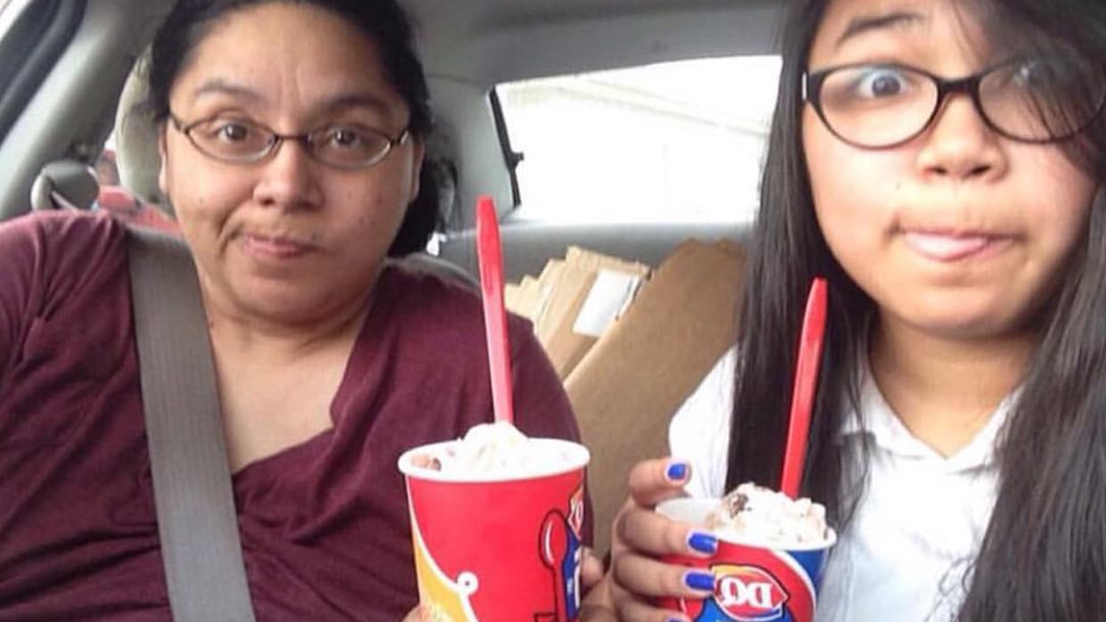 Esta semana, la joven publicó en 
<a href="https://twitter.com/nanatat07/status/999276328657539072">Twitter</a> todas las fotos con este texto, que se volvió viral: "Ayer fue mi último día de escuela secundaria. Durante cuatro años, me tomé fotos con mi mamá en mi primer y último día de escuela. No pudo llegar a la última, pero su fuerza me motivó a mantenerme fuerte durante este tiempo. ¡Todo mi trabajo duro es para ella! ❤️👩🏽🎓"