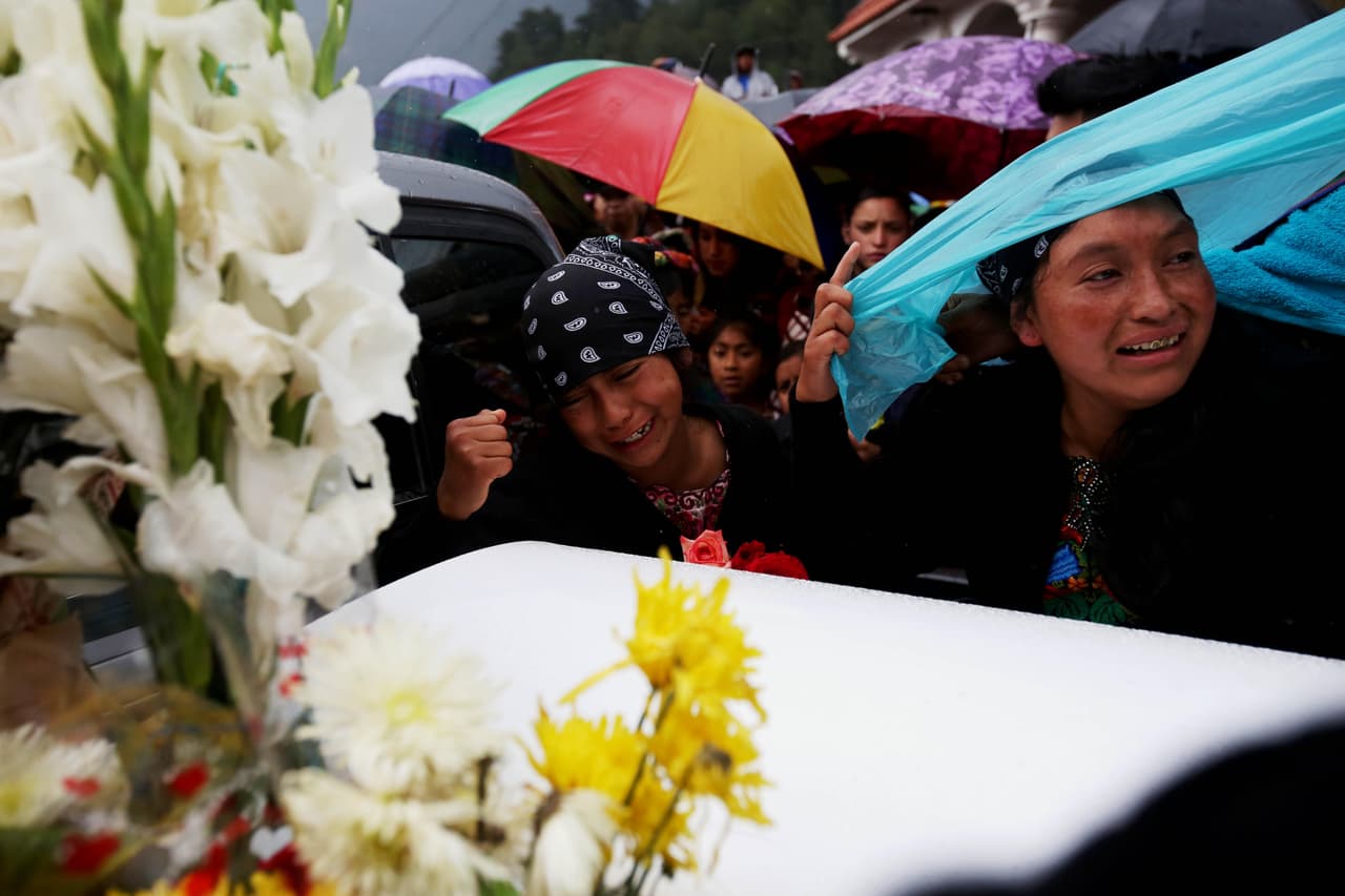 "Es muy triste lo que pasó con esta muchacha", dijo a Reuters María Ventura, un ama de casa de 40 años presente en el funeral. "Nosotros la conocíamos y era buena gente, por eso entendemos el dolor y venimos a acompañar".