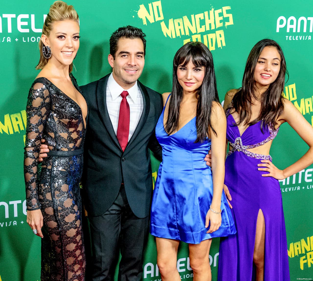 Omar con las tres protagonistas de la cinta.