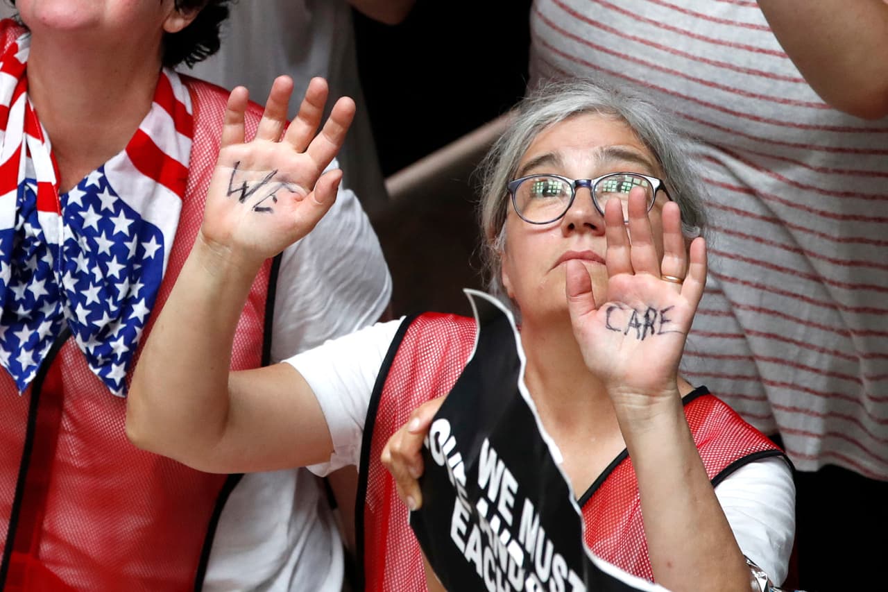 "A nosotras sí nos importa", se lee en las manos de esta manifestante. La frase es 
<a href="https://www.univision.com/noticias/trending/realmente-no-me-importa-a-ti-si-decia-la-chaqueta-de-melania-trump-cuando-fue-a-visitar-ninos-inmigrantes-detenidos-en-texas">a propósito de la chaqueta que la primera dama</a> Melania Trump usó cuando visitó Texas hace unos días.